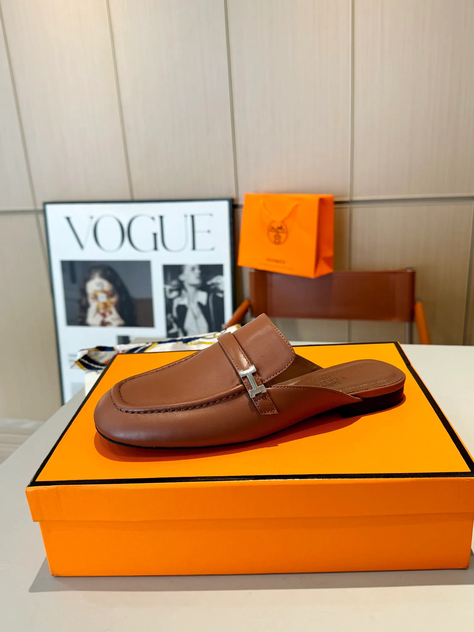 👟👟Ex-factory price 520👟👟 Hermes Groupie square-toe H-buckle mules, half-drag high heels and flat heels; the foot feel at the counter is invincible, groupie Mule shoes are made of h-buckle canvas and calfskin with mini silver Paris shoe buckles and contrasting piping. They are super beautiful in real life. Upper: imported original calfskin/original molded fabric. Lining: sheepskin. Outsole: Italian genuine leather outsole. Original packaging. Heel height: 5cm and 2 types of flat heel. Size: 35-41 (customized in size 42). Color: 6 colors.